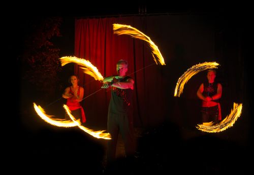 Feuershow mit 3 Feuerkünstlern mit Ferustäben
