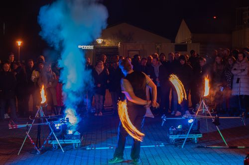 Feuerkuenstler mit Feuerpoi