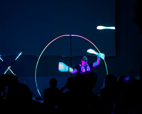 LED Show mit LED Keulen Jonglage und Licht Instalation