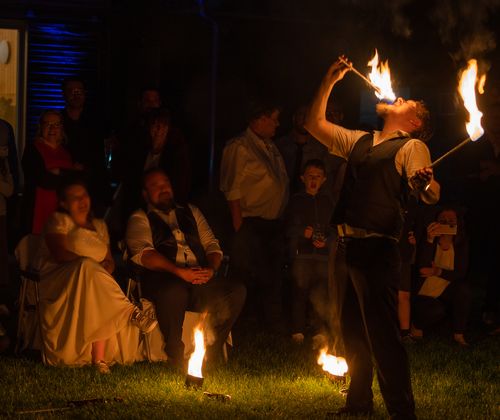 Hochzeitsfeuershow mit Feuerschlucker