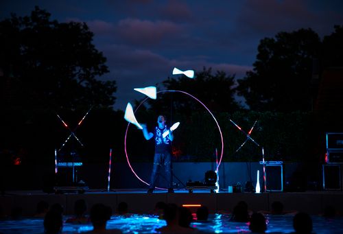 LED Jonglage Show mit leuchtenden Keulen