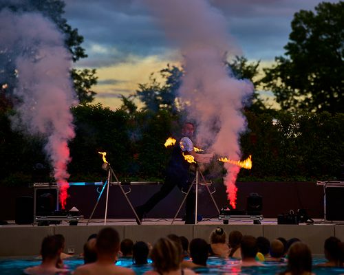 Feuershow in der Therme mit brennenden Seilen