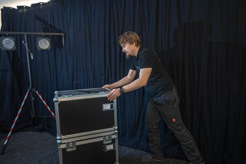 Backstage wird das Show Material von Modern Juggling bewegt