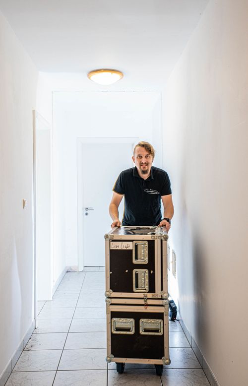 Flightcasese werden zur Show geschoben