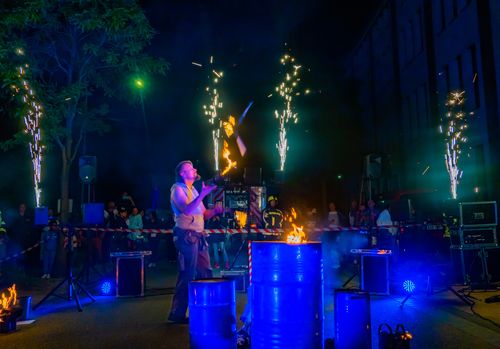 Feuershow Insutrial Fire mit Fackel Jonglage