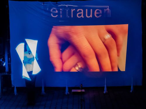 LED Jonglage zur Hochzeit mit Video Projektion