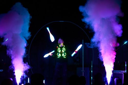 LED Jongleur mit Keulen Jonglage