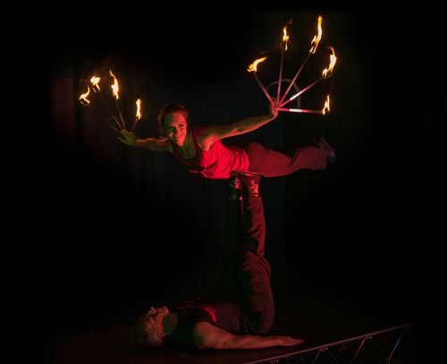 Feuershow mit Partner Akrobatik und Feuer Fächern
