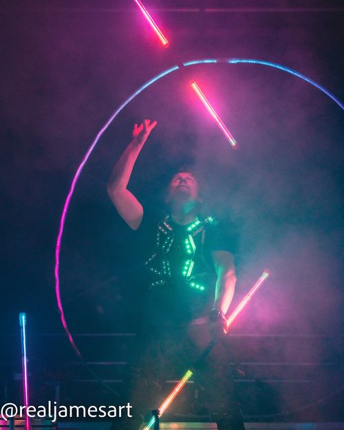 LED Show Light Up mit Jonglage und leuchtendem Kostüm